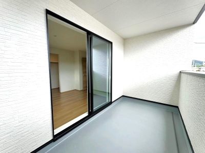 突然の雨でも安心のインナーバルコニー♪　※同社施工例／実際の仕様とは異なります。