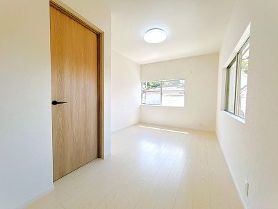 南西側の5帖洋室(内装)