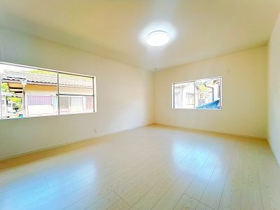 三面採光の10帖洋室(内装)