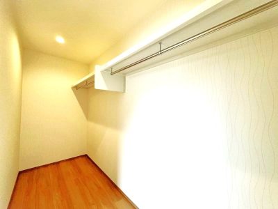 衣類以外もたっぷり収納できるウォークインクローゼット♪　※同社施工例／実際の仕様とは異なります。(内装)