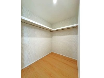 サッと出し入れしやすいウォークインクローゼット ※弊社施工例/実際の仕様とは異なります。(内装) サッと出し入れしやすいウォークインクローゼット ※弊社施工例/実際の仕様とは異なります。(内装)