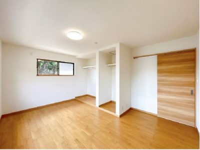 主寝室:衣類の出し入れが簡単なクローゼット♪(内装) 主寝室:衣類の出し入れが簡単なクローゼット♪(内装)