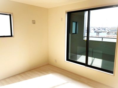 2階洋室7.7帖／バルコニーに面しています♪