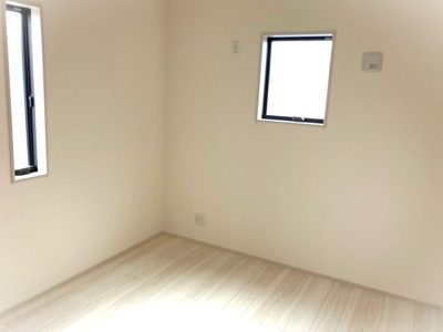 2階洋室/デザイン窓がかわいい♪ 2階洋室/デザイン窓がかわいい♪