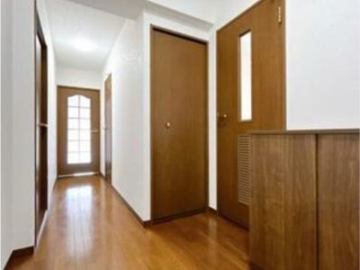 木の質感に高級感を感じます。(玄関) 木の質感に高級感を感じます。(玄関)