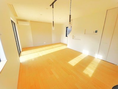 玄関からリビングを通って2階の各居室へ。(居間)