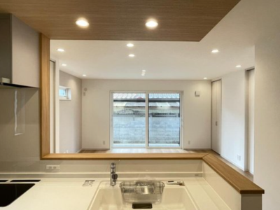 キッチンからリビング方向(居間)