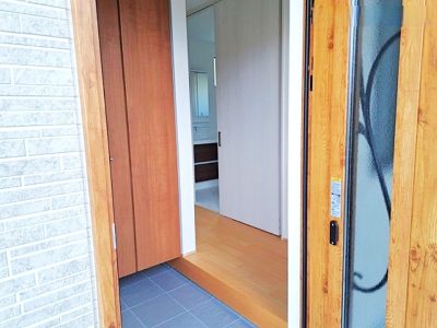 ただいまの後は右手奥の洗面室でうがい手洗い♪(玄関)