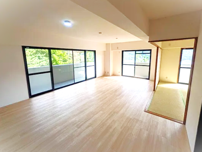 L型バルコニーに面した開放感あるＬＤＫ(居間)