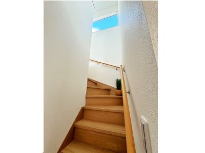 緩やかなカーブの階段は手すり付きで安心♪ ※弊社施工例/実際の仕様とは異なります。(内装) 緩やかなカーブの階段は手すり付きで安心♪ ※弊社施工例/実際の仕様とは異なります。(内装)