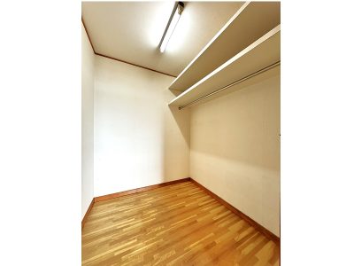 ８帖洋室にはウォークインクローゼットがあります。(内装)