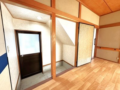 １階６帖の洋室の戸襖を開けると外へ出入できるドアがあります。(内装)