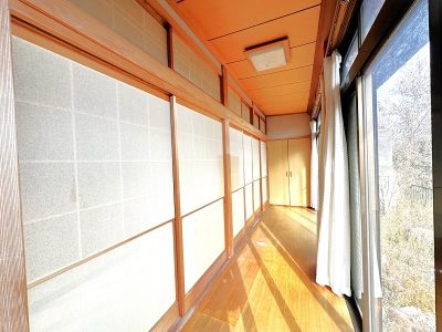 陽当たりの良い縁側は室内物干し場としても◎(内装)