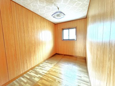 ２階の納戸は様々な用途に利用可能♪(内装)