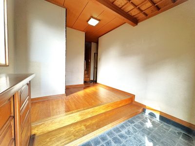 幅の広い二段かまちで靴の脱ぎ履きも安心♪(玄関)