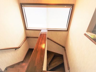 照明・採光・手すりなど雰囲気のある階段ホール(内装)