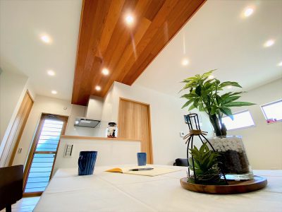 キッチンの上部は「無垢板貼り天井」仕上げ。  木の心地よさと美しさが特徴です。(キッチン)