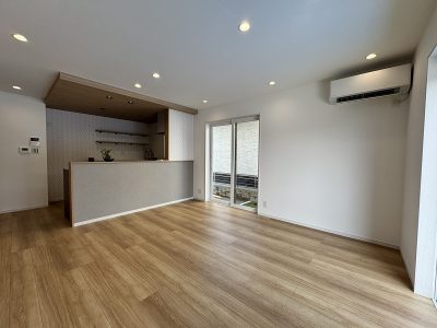 南側に大開口を設け、陽光がたっぷりと入る明るいLDK(居間)