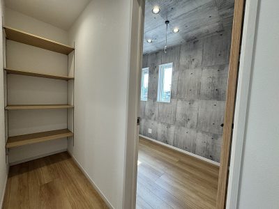 洗面室には便利な収納棚があります。