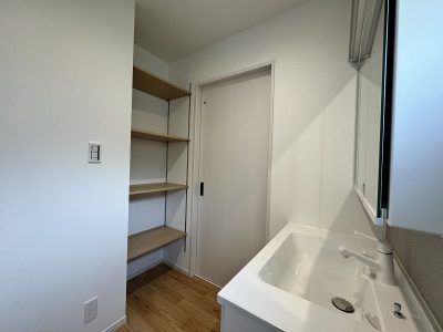 洗面化粧台と背面収納棚