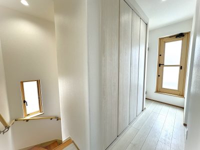 バルコニー用ドアからの採光により明るい玄関ホール(内装)