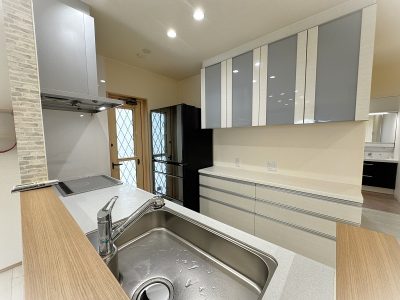 背面収納も充実(キッチン)