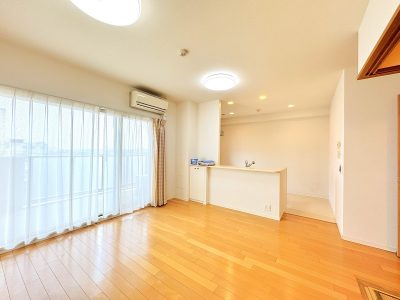 南向きバルコニーに面した明るいLDK(居間)