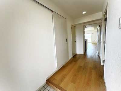 玄関～室内を臨む