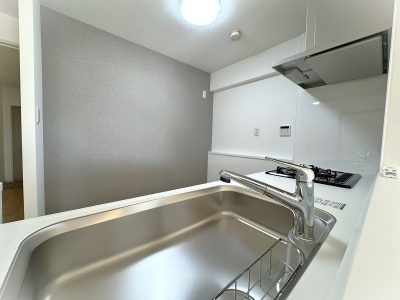 キッチン背面はアクセントクロス(キッチン)