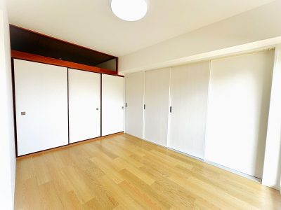 南側洋室／引戸を閉めると個室として使えます♪