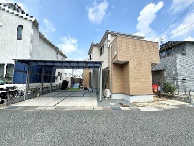 カーポートに２台並列駐車可。最大３台可能で来客時も安心♪(外観)