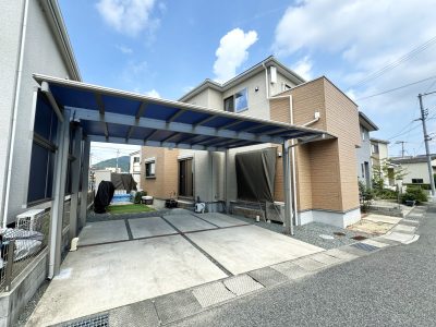 縦のツートンカラーでスタイリッシュな外観♪(外観)