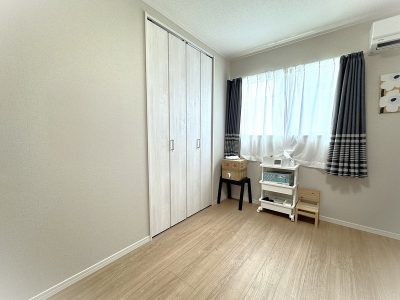 南向き６帖の洋室。　※家具・小物類は付随しておりません。(内装)