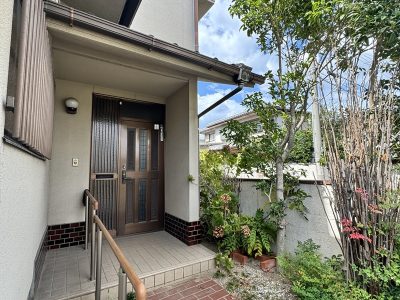 赤いレンガが映えるアプローチ