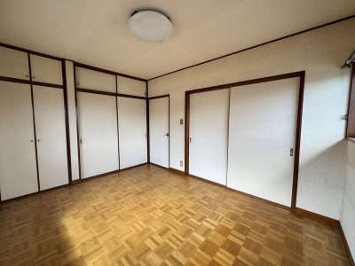 2階洋室／壁一面が収納スペース♪