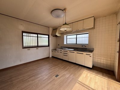 窓の景色を眺めながら調理できます。(キッチン)