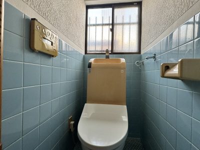 ブルーのタイルが爽やかなトイレスペース