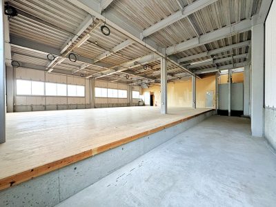 荷物の上げ下ろしがしやすい高床式。(内装)