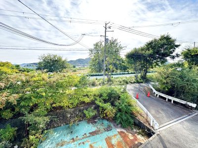 南東側、市川沿いを走る道路へのアプローチ。(周辺)