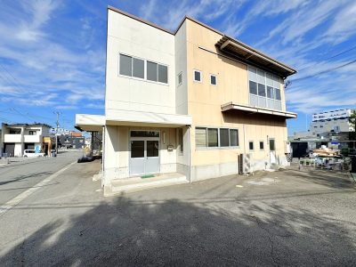 鉄骨造亜鉛メッキ鋼板葺2階建(外観)