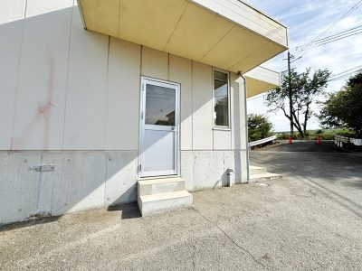 工場の出入り口。南東側から撮影。(外観)