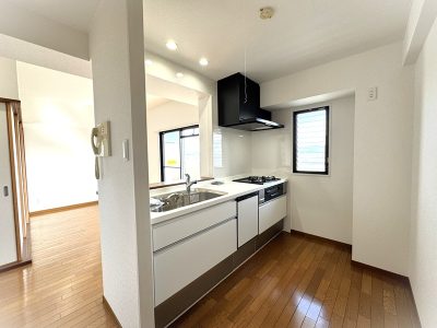 バルコニーに長く面した開放感あるLDK♪(居間) バルコニーに長く面した開放感あるLDK♪(居間)