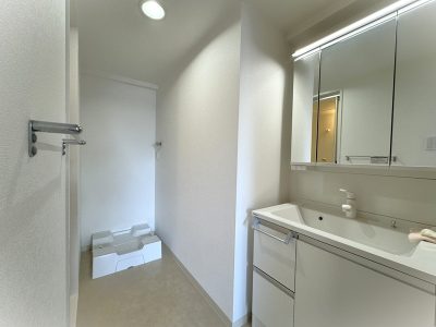 洗面化粧台・防水パン新調。クロス・床貼替済♪ 洗面化粧台・防水パン新調。クロス・床貼替済♪