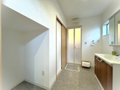 洗面室/ホスクリーン付きなので室内物干しができます♪ 洗面室/ホスクリーン付きなので室内物干しができます♪