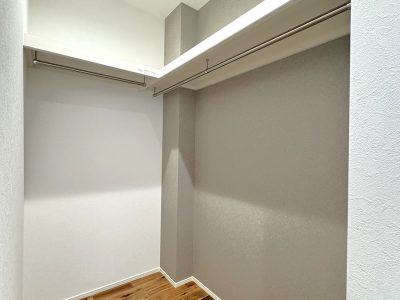 玄関ホールに設けたファミリークローゼット(内装) 玄関ホールに設けたファミリークローゼット(内装)