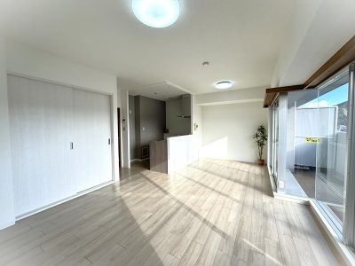 南面がガラスになった開放感あるＬＤＫ(居間)