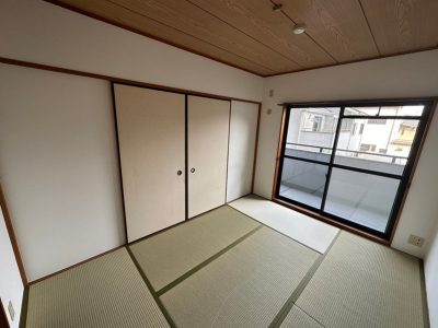 バルコニーに面した開放感ある和室