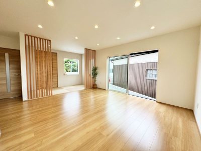 【弊社施工例】大開口窓から光が注ぐ開放感のあるリビング(居間)