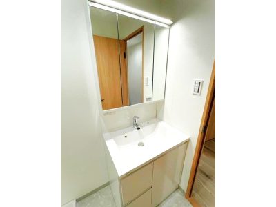 三面鏡タイプの洗面化粧台新調(内装)