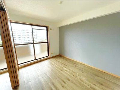 アクセントウォールがおしゃれな6帖の洋室(内装)